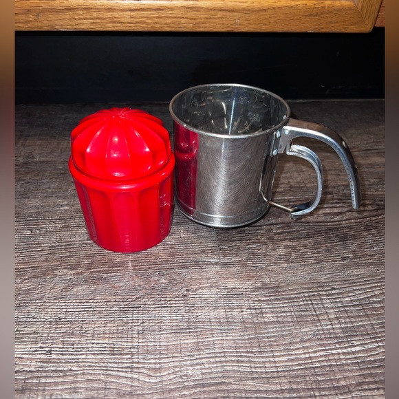 2 kitchen gadgets hand sifter and hand shredder grater - Picture 1 of 5